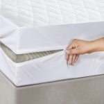 El cubrecolchón impermeable acolchado con cierre de la marca Foxtex
